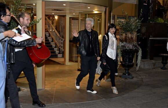 Adam Clayton et sa femme Mariana Teixeira De Carvalho - Les membres de U2 quittent un restaurant de Stockholm le 15 septembre 2015.