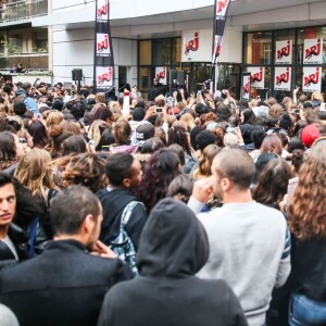 Justin Bieber, en promotion à Paris, chante devant les locaux de NRJ à Paris le 16 septembre 2015.  Justin Bieber sing for his fans in front of NRJ radio Station in Paris on september 16th, 2015.16/09/2015 - Paris