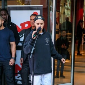 Justin Bieber, en promotion à Paris, chante devant les locaux de NRJ à Paris le 16 septembre 2015.  Justin Bieber sing for his fans in front of NRJ radio Station in Paris on september 16th, 2015.16/09/2015 - Paris