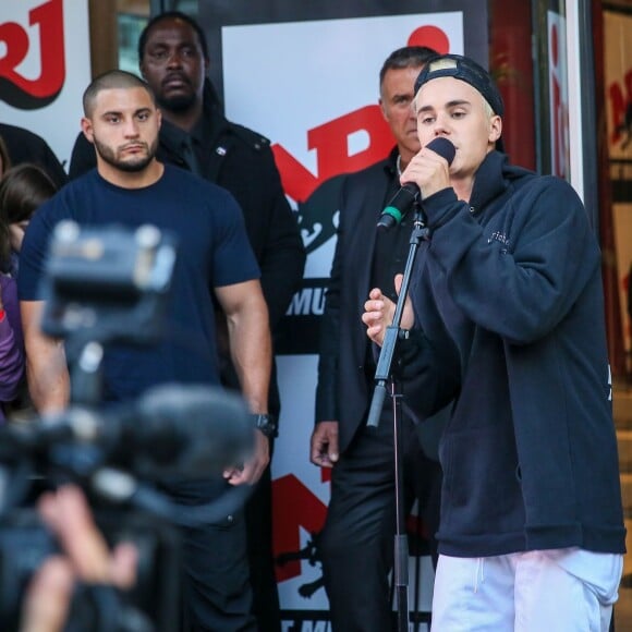 Justin Bieber, en promotion à Paris, chante devant les locaux de NRJ à Paris le 16 septembre 2015.  Justin Bieber sing for his fans in front of NRJ radio Station in Paris on september 16th, 2015.16/09/2015 - Paris