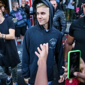 Justin Bieber, en promotion à Paris, chante devant les locaux de NRJ à Paris le 16 septembre 2015.  Justin Bieber sing for his fans in front of NRJ radio Station in Paris on september 16th, 2015.16/09/2015 - Paris