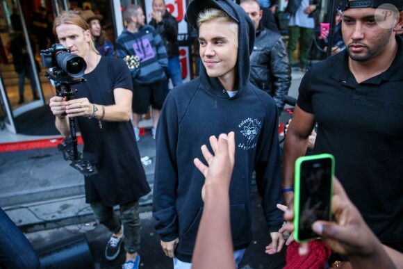 Justin Bieber, en promotion à Paris, chante devant les locaux de NRJ à Paris le 16 septembre 2015.  Justin Bieber sing for his fans in front of NRJ radio Station in Paris on september 16th, 2015.16/09/2015 - Paris