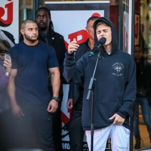 Justin Bieber, en promotion à Paris, chante devant les locaux de NRJ à Paris le 16 septembre 2015.  Justin Bieber sing for his fans in front of NRJ radio Station in Paris on september 16th, 2015.16/09/2015 - Paris