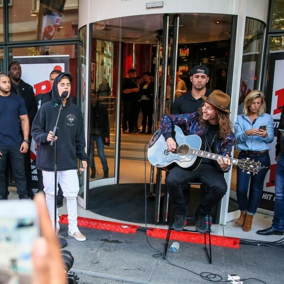 Justin Bieber, en promotion à Paris, chante devant les locaux de NRJ à Paris le 16 septembre 2015.  Justin Bieber sing for his fans in front of NRJ radio Station in Paris on september 16th, 2015.16/09/2015 - Paris