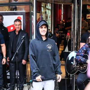 Justin Bieber, en promotion à Paris, chante devant les locaux de NRJ à Paris le 16 septembre 2015.  Justin Bieber sing for his fans in front of NRJ radio Station in Paris on september 16th, 2015.16/09/2015 - Paris