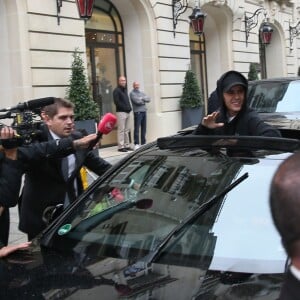 Des centaines de fans viennent saluer Justin Bieber à son arrivée à la radio NRJ à Paris le 16 septembre 2015.  Hundreds of fans welcome Justin Bieber at NRJ radio station in Paris on september 16th, 201516/09/2015 - Paris