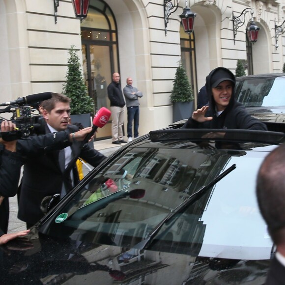 Des centaines de fans viennent saluer Justin Bieber à son arrivée à la radio NRJ à Paris le 16 septembre 2015.  Hundreds of fans welcome Justin Bieber at NRJ radio station in Paris on september 16th, 201516/09/2015 - Paris