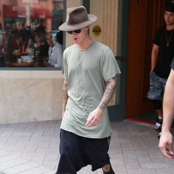 Justin Bieber quitte une clinique à Los Angeles le 11 septembre 2015.  Pop star Justin Bieber is spotted leaving a clinic in Los Angeles, California on September 11, 2015. Justin is back in LA after recently performing on NBC's "Today" Show in NYC.11/09/2015 - Los Angeles