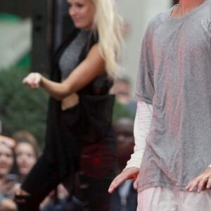 Justin Bieber (cheveux blonds platine) donne un concert sur le plateau de l'émission "Today Show" au Rockefeller Center à New York, le 10 septembre 2015. © CPA/Bestimage10/09/2015 - New York