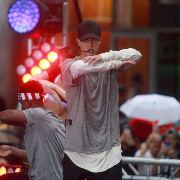 Justin Bieber (cheveux blonds platine) donne un concert sur le plateau de l'émission "Today Show" au Rockefeller Center à New York, le 10 septembre 2015. © CPA/Bestimage10/09/2015 - New York