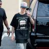 Justin Bieber a acheté un sandwich chez Subway avec son garde du corps à Los Angeles, le 6 août 2015.  Justin Bieber and his bodyguard stop by Subway for lunch in Los Angeles, California on August 6, 2015.06/08/2015 - Los Angeles