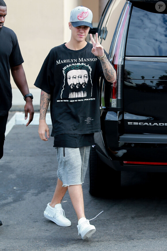 Justin Bieber a acheté un sandwich chez Subway avec son garde du corps à Los Angeles, le 6 août 2015.  Justin Bieber and his bodyguard stop by Subway for lunch in Los Angeles, California on August 6, 2015.06/08/2015 - Los Angeles