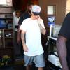 Justin Bieber quitte un restaurant et porte des chaussettes avec l'inscription "Fuck You" à Beverly Hills le 30 juillet 2015.  Shy pop star Justin Bieber is spotted leaving Il Pastaio in Beverly Hills, California after enjoying lunch on July 30, 2015. Justin recently announced that he will release his new single "What Do You Mean" on August 28.30/07/2015 - Beverly Hills