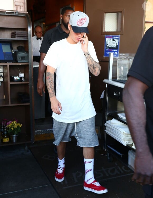 Justin Bieber quitte un restaurant et porte des chaussettes avec l'inscription "Fuck You" à Beverly Hills le 30 juillet 2015.  Shy pop star Justin Bieber is spotted leaving Il Pastaio in Beverly Hills, California after enjoying lunch on July 30, 2015. Justin recently announced that he will release his new single "What Do You Mean" on August 28.30/07/2015 - Beverly Hills