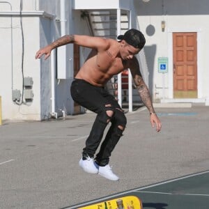 Justin Bieber fait du skateboard torse nu dans la rue à Santa Monica, le 22 juillet 2015  Pop star Justin Bieber shows off his skateboarding skills outside a studio on July 22, 2015 in Santa Monica, California. Justin practiced his heel kicks and allies and magically lost his shirt in the process!22/07/2015 - Santa Monica