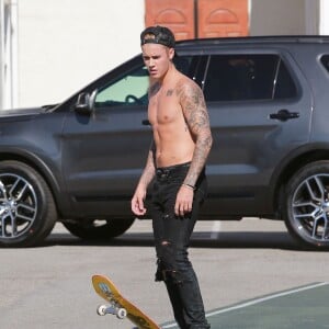 Justin Bieber fait du skateboard torse nu dans la rue à Santa Monica, le 22 juillet 2015  Pop star Justin Bieber shows off his skateboarding skills outside a studio on July 22, 2015 in Santa Monica, California. Justin practiced his heel kicks and allies and magically lost his shirt in the process!22/07/2015 - Santa Monica