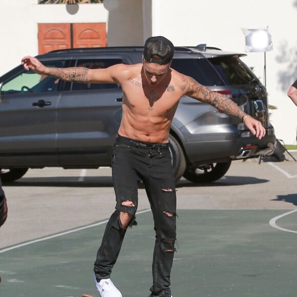 Justin Bieber fait du skateboard torse nu dans la rue à Santa Monica, le 22 juillet 2015  Pop star Justin Bieber shows off his skateboarding skills outside a studio on July 22, 2015 in Santa Monica, California. Justin practiced his heel kicks and allies and magically lost his shirt in the process!22/07/2015 - Santa Monica