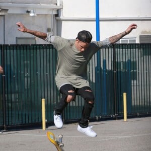 Justin Bieber fait du skateboard torse nu dans la rue à Santa Monica, le 22 juillet 2015  Pop star Justin Bieber shows off his skateboarding skills outside a studio on July 22, 2015 in Santa Monica, California. Justin practiced his heel kicks and allies and magically lost his shirt in the process!22/07/2015 - Santa Monica