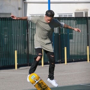 Justin Bieber fait du skateboard torse nu dans la rue à Santa Monica, le 22 juillet 2015  Pop star Justin Bieber shows off his skateboarding skills outside a studio on July 22, 2015 in Santa Monica, California. Justin practiced his heel kicks and allies and magically lost his shirt in the process!22/07/2015 - Santa Monica