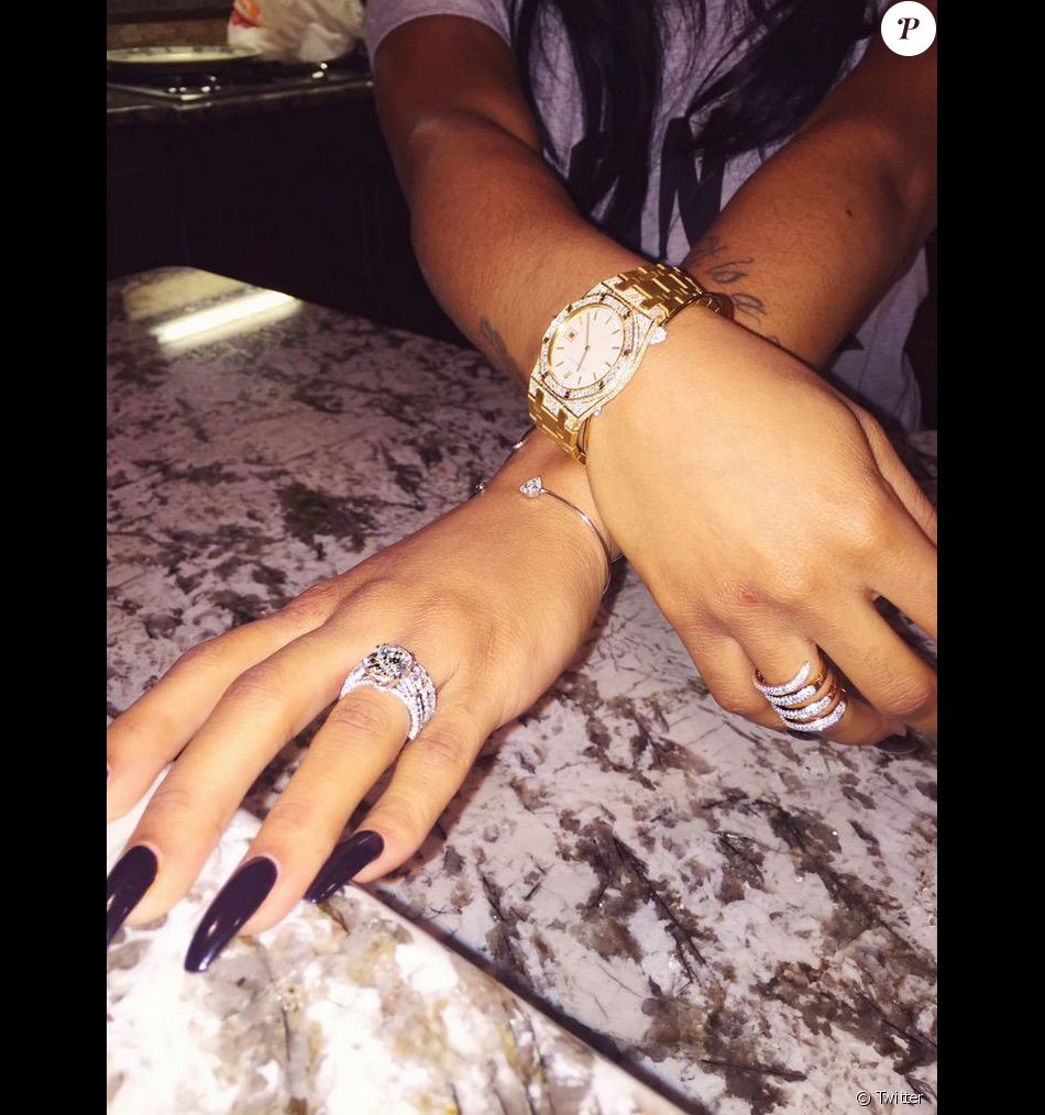 Lira Galore montre sa bague de fiançailles avec Rick Ross septembre