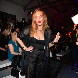 Lindsay Lohan au défilé de mode Gareth Pugh printemp-été 2016 au BFC Space à Londres, le 19 septembre 2015.