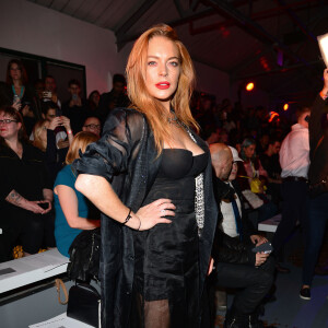 Lindsay Lohan au défilé de mode Gareth Pugh printemp-été 2016 au BFC Space à Londres, le 19 septembre 2015.