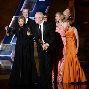 Gary Goetzman, Lisa Cholodenko, Frances McDormand et Zoe Kazan, ainsi que Jane Anderson acceptent le prix de la meilleure mini-série pour 'Olive Kitteridge' durant la 67e cérémonie des Emmy Awards à Los Angeles, le 20 septembre 2015