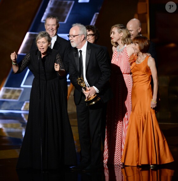 Gary Goetzman, Lisa Cholodenko, Frances McDormand et Zoe Kazan, ainsi que Jane Anderson acceptent le prix de la meilleure mini-série pour 'Olive Kitteridge' durant la 67e cérémonie des Emmy Awards à Los Angeles, le 20 septembre 2015