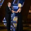 Lady Gaga remet un prix à Richard Jenkins lors de la 67e cérémonie des Emmy's Awards le 20 septembre 2015 à Los Angeles