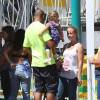 Kendra Wilkinson, son mari Hank Baskett et leurs enfants Hank Jr et Alijah font un tour à la fête foraine à Malibu le 7 septembre 2015.