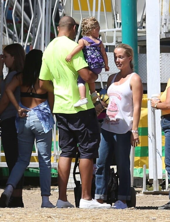 Kendra Wilkinson, son mari Hank Baskett et leurs enfants Hank Jr et Alijah font un tour à la fête foraine à Malibu le 7 septembre 2015.