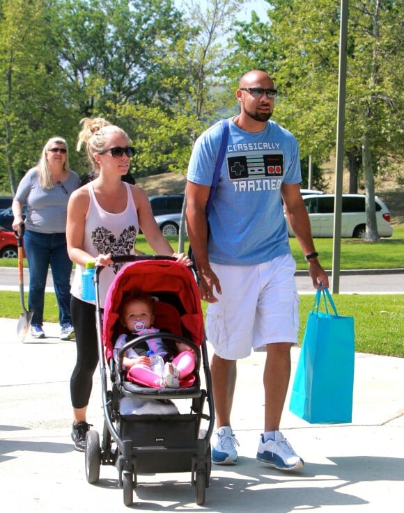 Exclusif - Kendra Wilkinson, son mari Hank Baskett et leur fille Alijah se promènent dans un parc à Malibu, le 21 mars 2015.