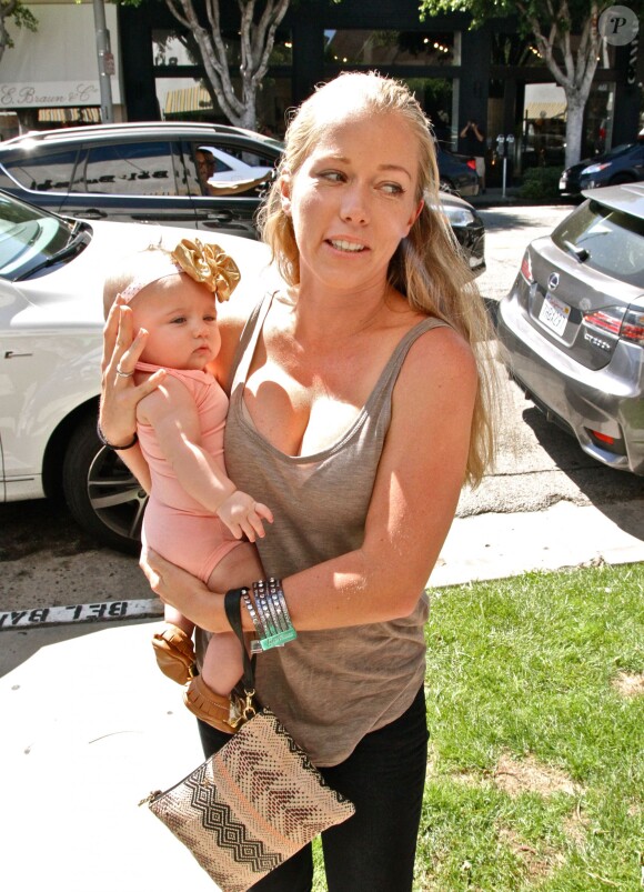 Kendra Wilkinson rencontre Jessica Hall et son bébé au Bel Bambini de West Hollywood, Los Angeles, le 17 septembre 2015