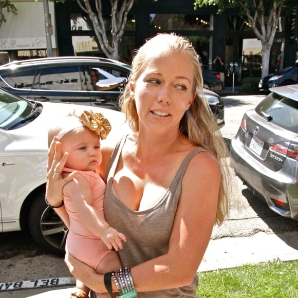 Kendra Wilkinson rencontre Jessica Hall et son bébé au Bel Bambini de West Hollywood, Los Angeles, le 17 septembre 2015