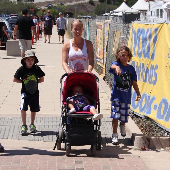 Kendra Wilkinson, son mari Hank Baskett et leurs enfants lors du festival Malibu Chili Cook Off à Los Angeles, le 6 septembre 2015