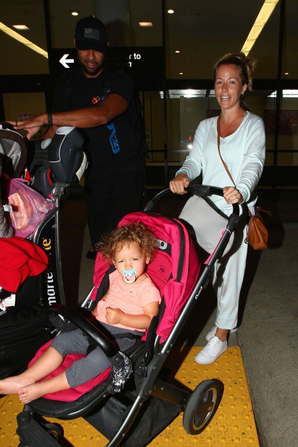 Kendra Wilkinson, Hank Baskett et leur fille Alijah à l'aéroport LAX, Los Angeles, le 9 juillet 2015