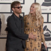 Dan Auerbach de The Black Keys et The Arcs avec sa compagne Jen Goodall, alors enceinte, lors des Grammy Awards en février 2015. Le couple s'est marié le 19 septembre 2015 à Nashville.
