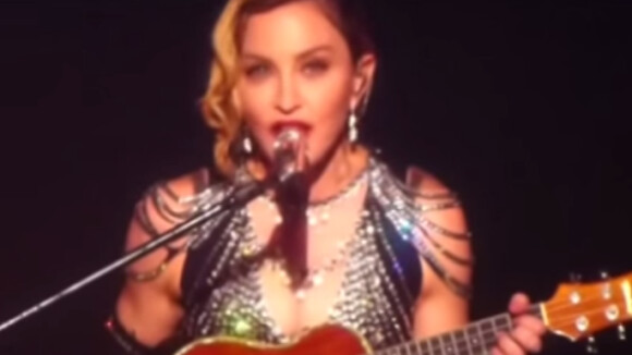 Madonna parle de Sean Penn sur scène - Rebel Heart Tour - Brooklyn, New York, le 19 septembre 2015.