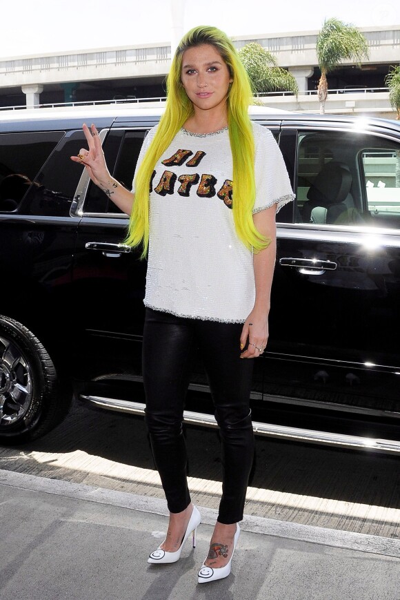 Kesha, les cheveux vert fluo, prend un vol à l'aéroport de Los Angeles, le 18 juin 2015.