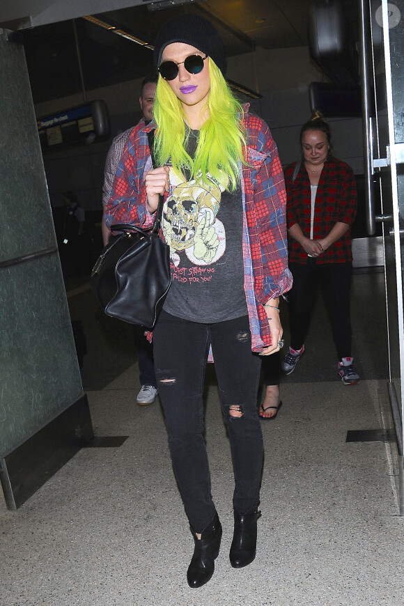 Kesha (Kesha Sebert ) arrive à l'aéroport de Los Angeles le 2 juin 2015.