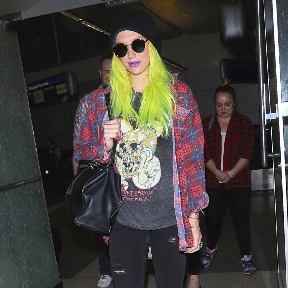 Kesha (Kesha Sebert ) arrive à l'aéroport de Los Angeles le 2 juin 2015.