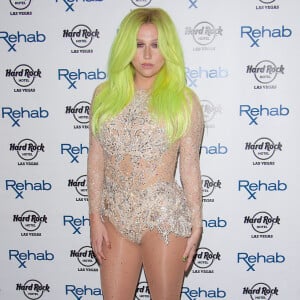 Kesha, les cheveux vert fluo, à la soirée «Rehab Pool Party» à Las Vegas, le 23 mai 2015