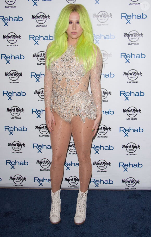 Kesha, les cheveux vert fluo, à la soirée «Rehab Pool Party» à Las Vegas, le 23 mai 2015