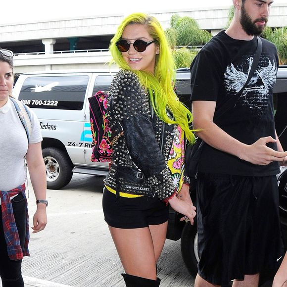 Kesha arrive, les cheveux vert fluo, à l'aéroport de LAX à Los Angeles pour prendre l’avion, le 22 mai 2015