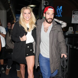 Kesha et son petit ami Brad Ashenfelter arrivent à l'aéroport de LAX à Los Angeles, le 19 février 2015