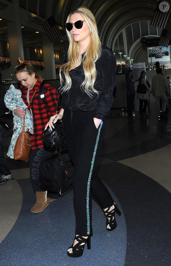 Kesha prend un vol à l'aéroport de Los Angeles, le 20 décembre 2014.