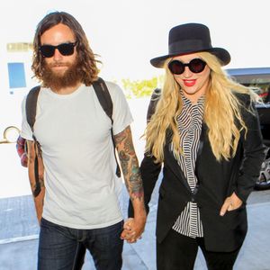 Kesha et Brad Ashenfelter arrivent à l'aéroport de Los Angeles, le 18 septembre 2015
