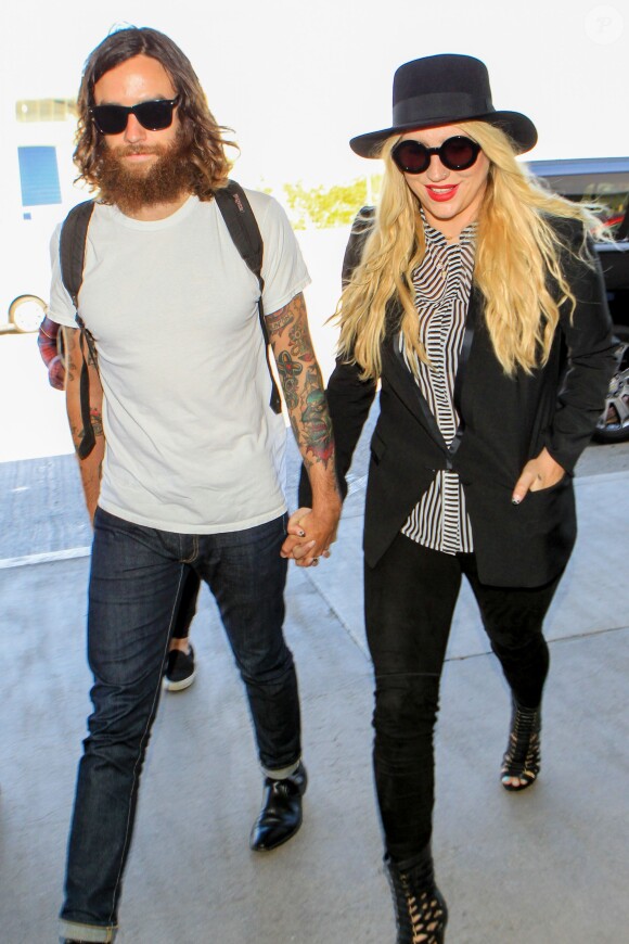 Kesha et Brad Ashenfelter arrivent à l'aéroport de Los Angeles, le 18 septembre 2015
