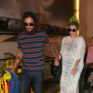 Kesha et son amoureux Brad Ashenfelter à l'aéroport de Los Angeles, le 14 juillet 2015