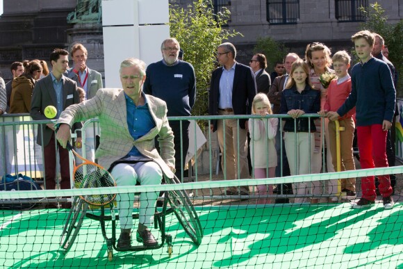 Le roi Philippe de Belgique s'est essayé au tennis en fauteuil roulant à l'occasion de la 9e Fête du Sport au parc du Cinquantenaire, à Bruxelles, le 20 septembre 2015. La famille royale prenait part ce jour-là au Dimanche sans voiture.